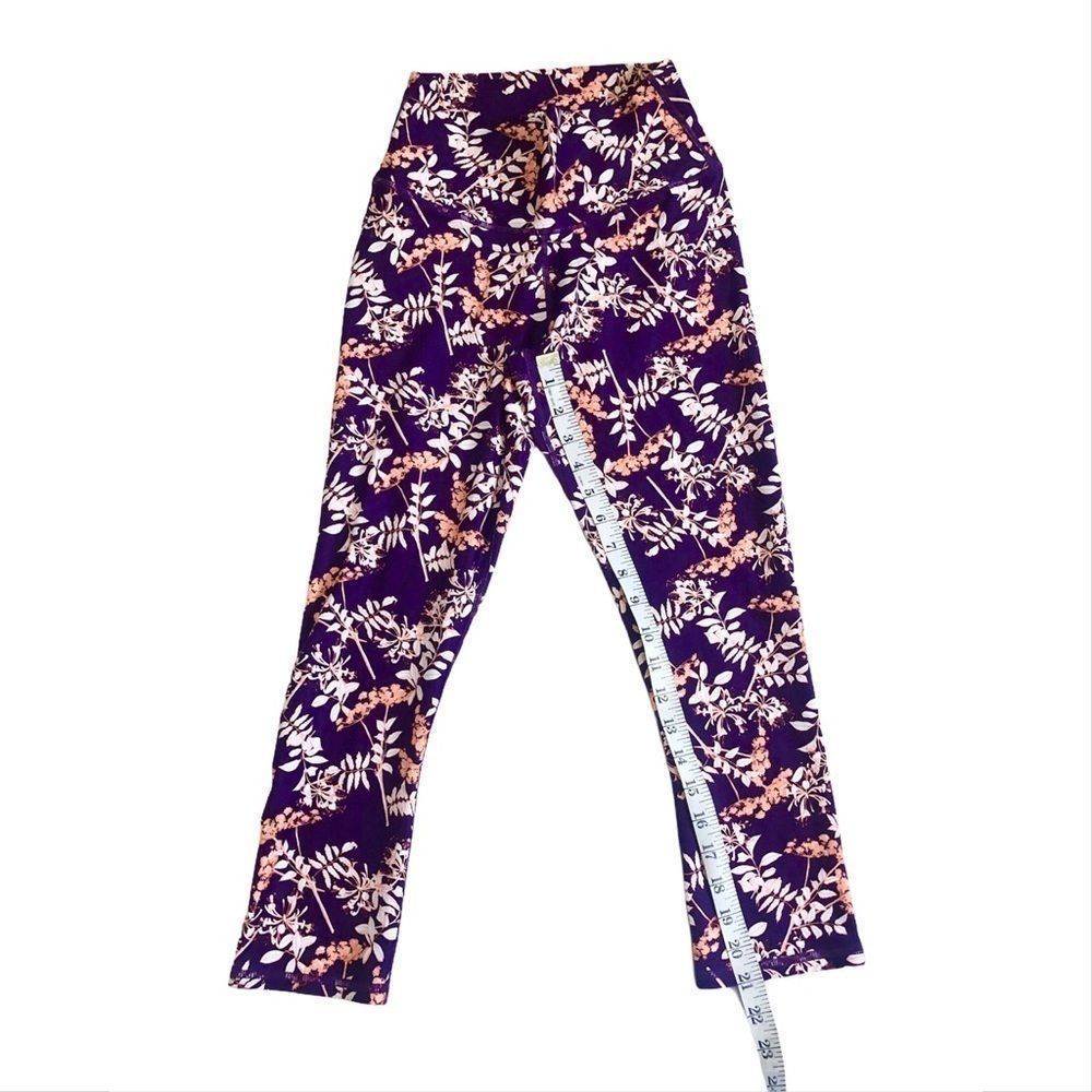 Fabletics Mid Rise PowerHold Capri - Picture 4 of 12